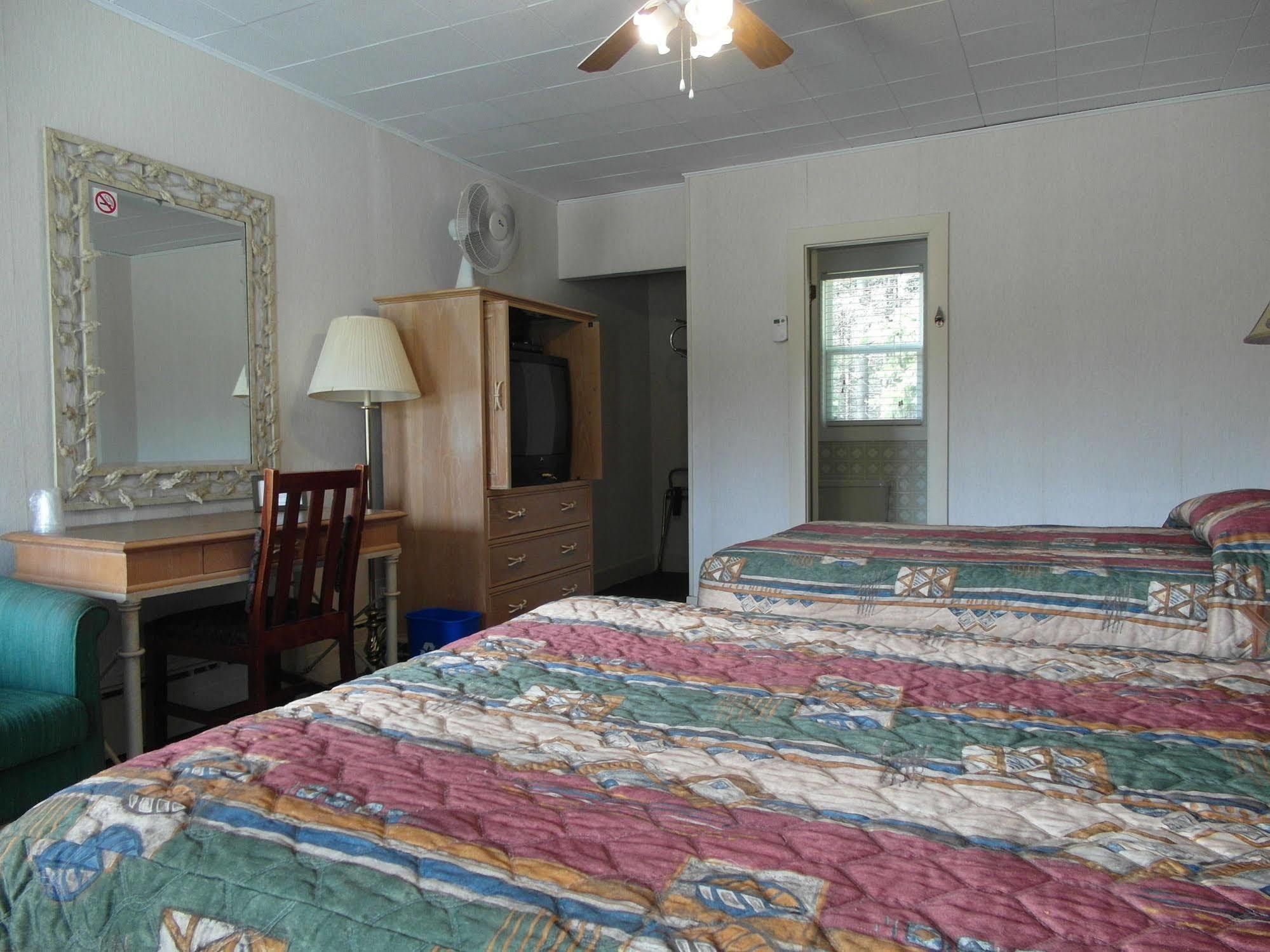 Lionstone Inn Motel & Cottages ピクトゥー エクステリア 写真