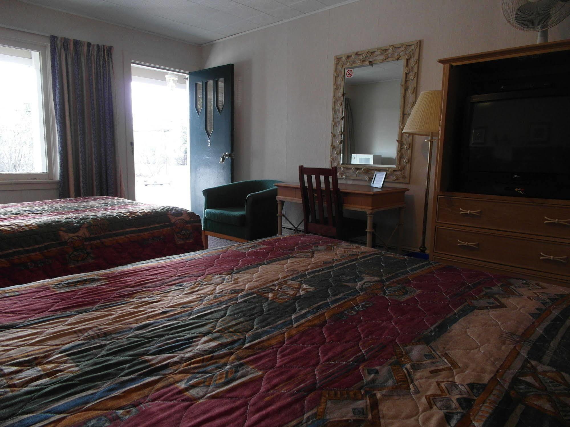 Lionstone Inn Motel & Cottages ピクトゥー エクステリア 写真