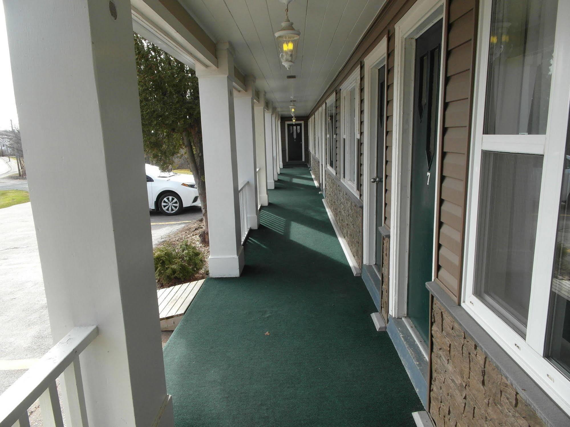 Lionstone Inn Motel & Cottages ピクトゥー エクステリア 写真