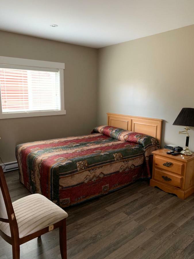Lionstone Inn Motel & Cottages ピクトゥー エクステリア 写真
