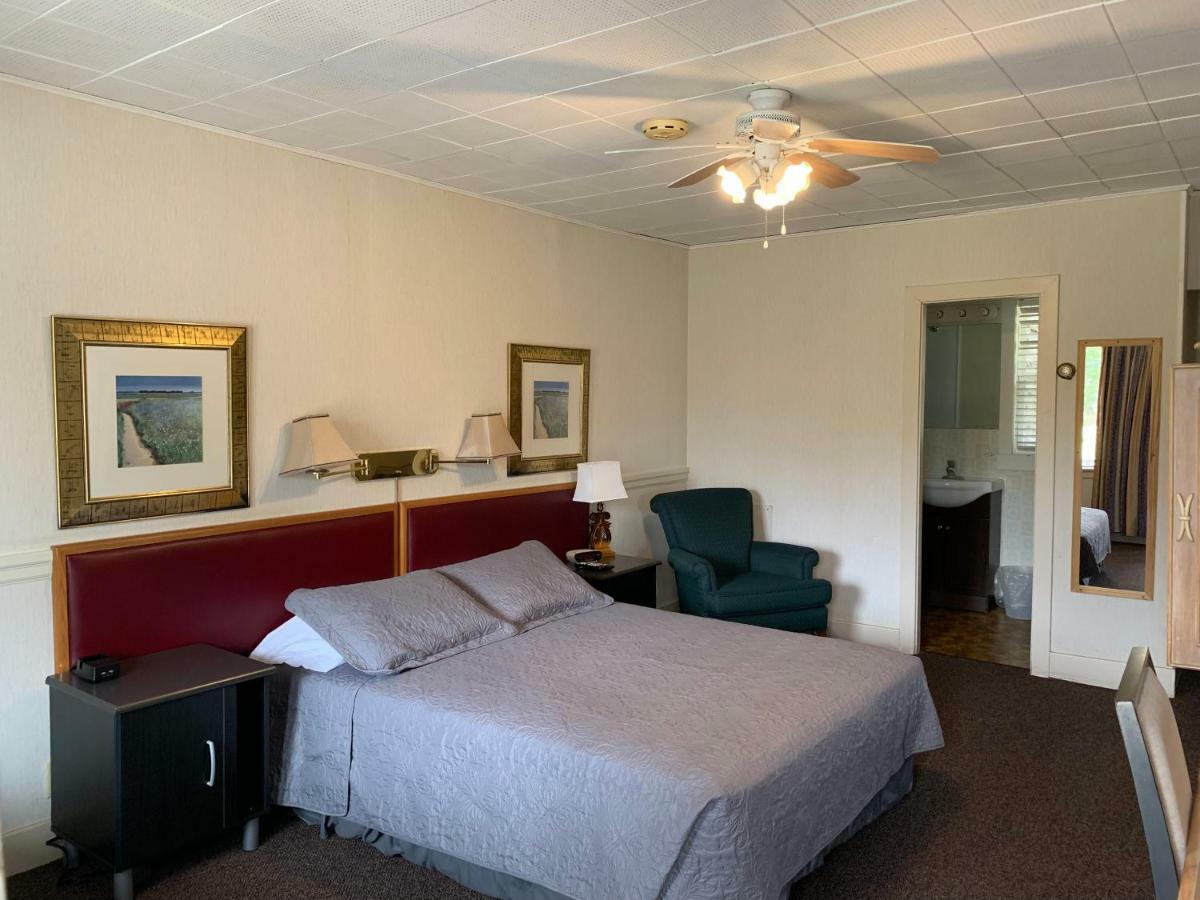 Lionstone Inn Motel & Cottages ピクトゥー エクステリア 写真