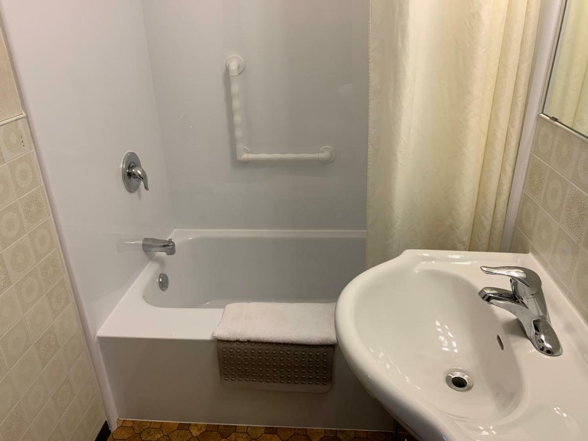 Lionstone Inn Motel & Cottages ピクトゥー エクステリア 写真