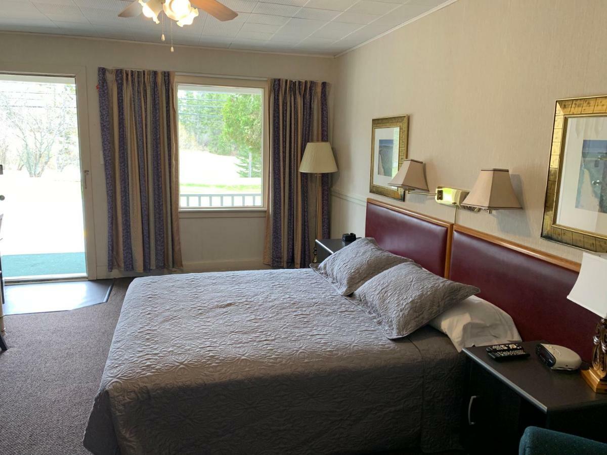 Lionstone Inn Motel & Cottages ピクトゥー エクステリア 写真